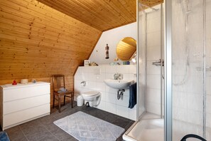 Een douche, een haardroger, handdoeken