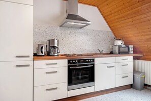 冷蔵庫、電子レンジ、オーブン、コンロ