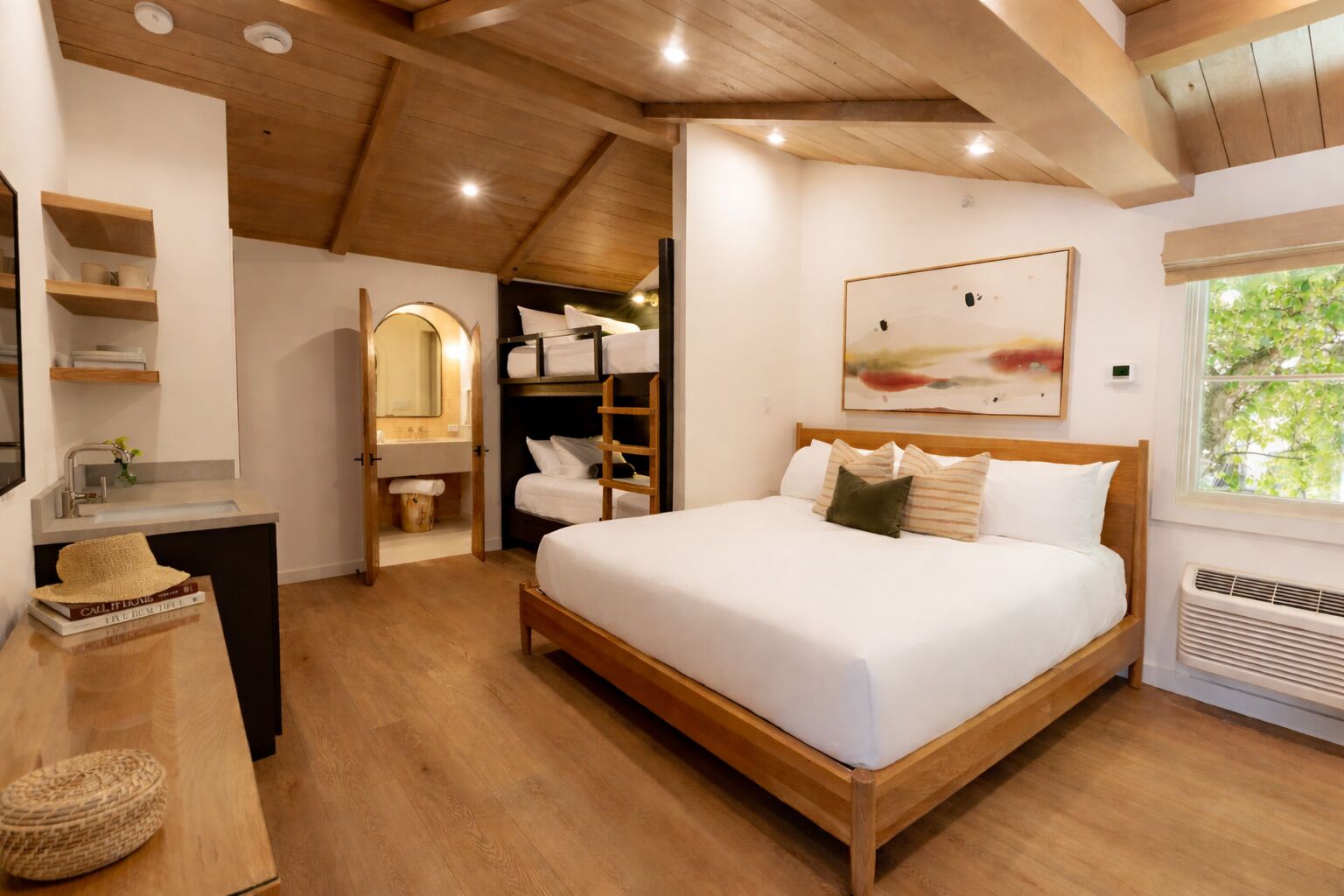 スイート ベッド (複数台) (Hideaway Bunkbed) | セーフティボックス (室内)、WiFi (無料)、ベッドシーツ