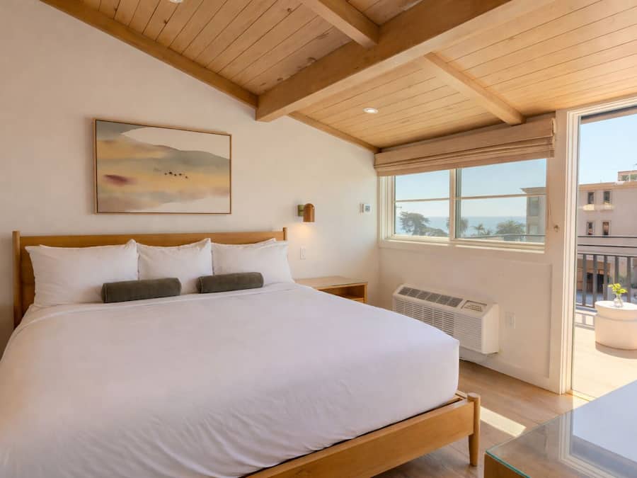 Room, 1 King Bed (Laguna) | In-room safe, bed sheets