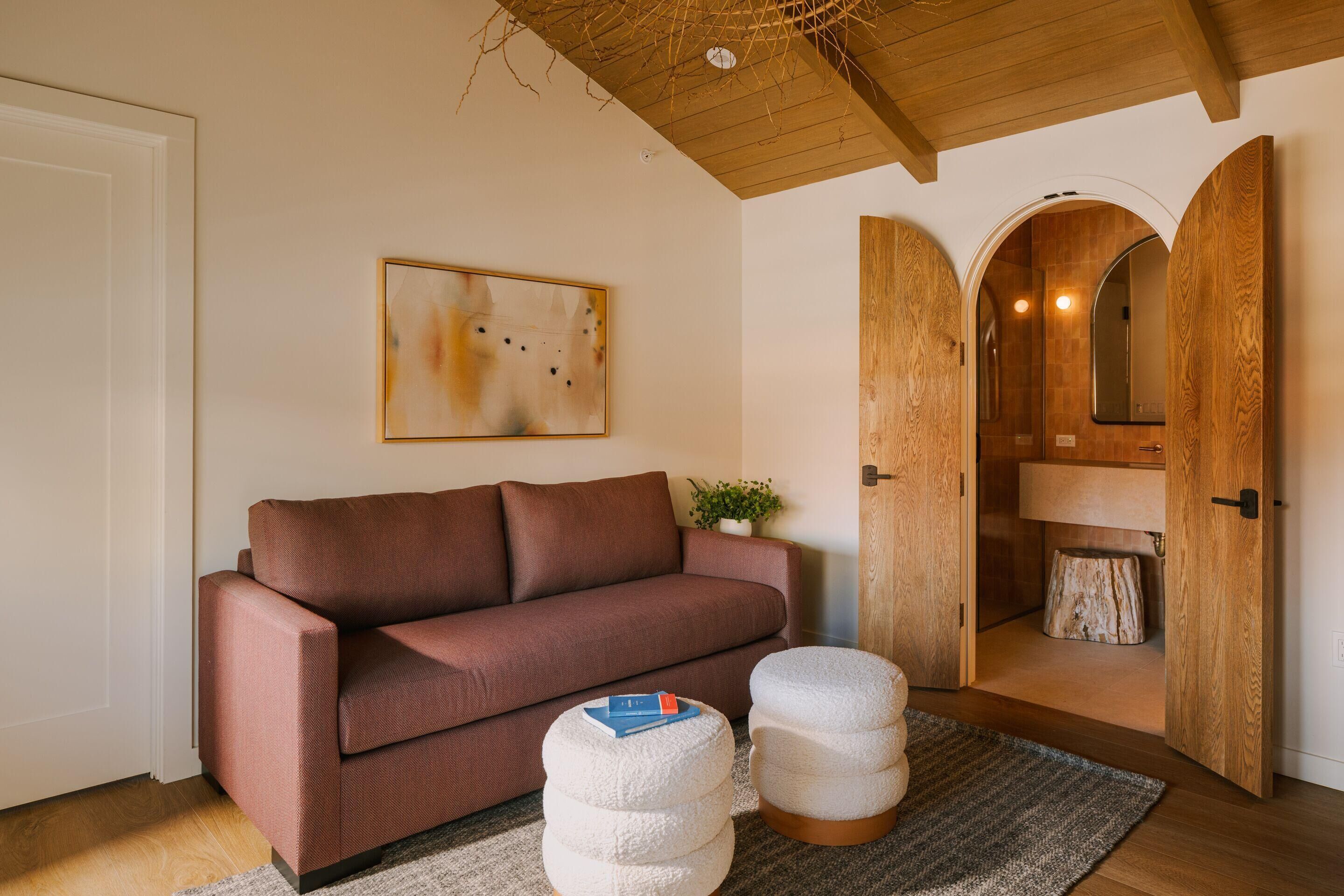 Suite, 1 letto king con divano letto (Casita) | Area soggiorno | TV a schermo piatto 50 pollici con canali via cavo