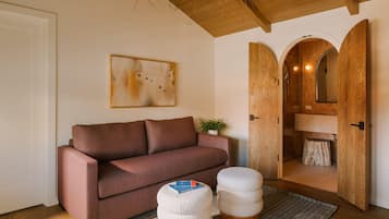 Suite, 1 letto king con divano letto (Casita) | Area soggiorno | TV a schermo piatto 50 pollici con canali via cavo
