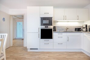 Een koelkast, een magnetron, een oven, een kookplaat