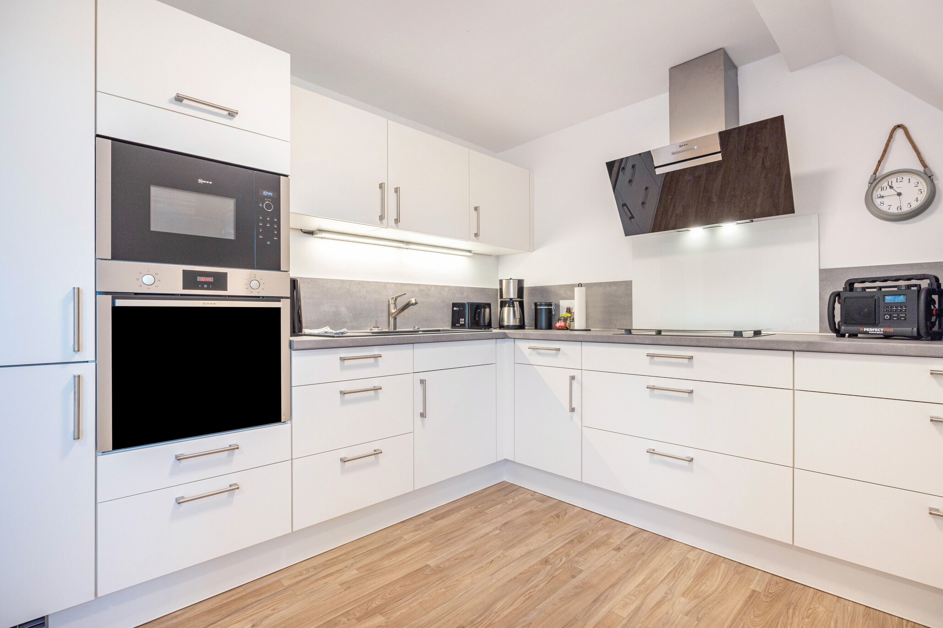 Frigorífico, microondas, horno y placa de cocina