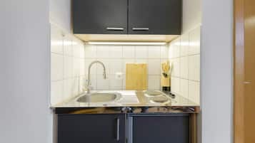 Kjøleskap, kokeplater, vannkoker og kjøkkenutstyr