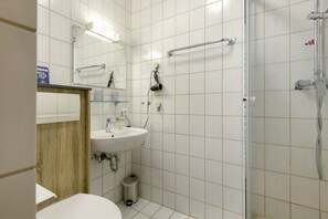 Shower, hair dryer, towels - Studio 'Zwiesel' with Shared Garden, Balcony and Wi-Fi (Zwiesel)