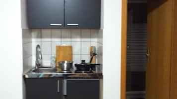 Kühlschrank, Herdplatte, Wasserkocher, Kochgeschirr/Geschirr/Besteck