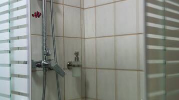 Chuveiro, secador de cabelo, toalhas de banho