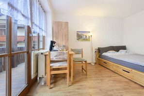 1 bedroom, free WiFi, bed sheets - Studio 'Zwiesel' with Shared Garden, Balcony and Wi-Fi (Zwiesel)