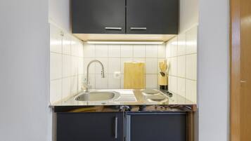 冰箱、炉灶、电热水壶、厨具/餐具