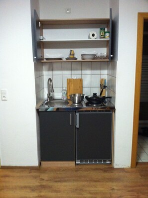 Refrigerador, parrilla de estufa y tetera eléctrica 