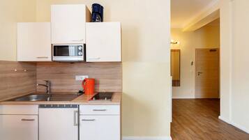 Kühlschrank, Mikrowelle, Herdplatte, Wasserkocher mit Kaffee-/Teezubehör