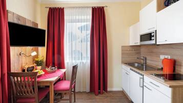 Réfrigérateur, micro-ondes, plaque de cuisson, cafetiÚre/bouilloire