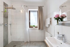 Dusche, Haartrockner, Handtücher