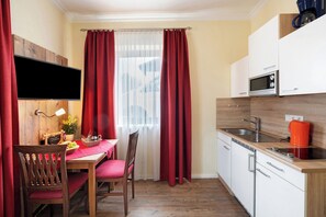Kühlschrank, Mikrowelle, Herdplatte, Wasserkocher mit Kaffee-/Teezubehör