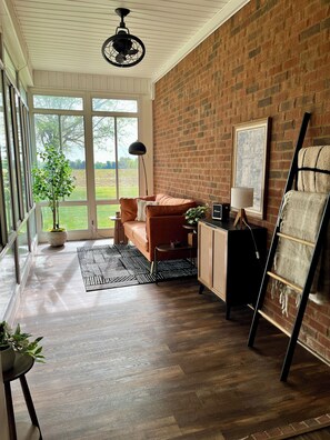 Smart TV, books, stereo