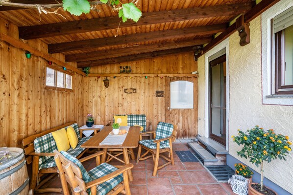 Un interior de madera con una mesa, sillas y un banco.