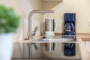 Fridge, microwave, oven, stovetop - Holiday Apartment 'Komfort Römersberger - 6' with Private Terrace, Private Garden and Wi-Fi (Vogtareuth)