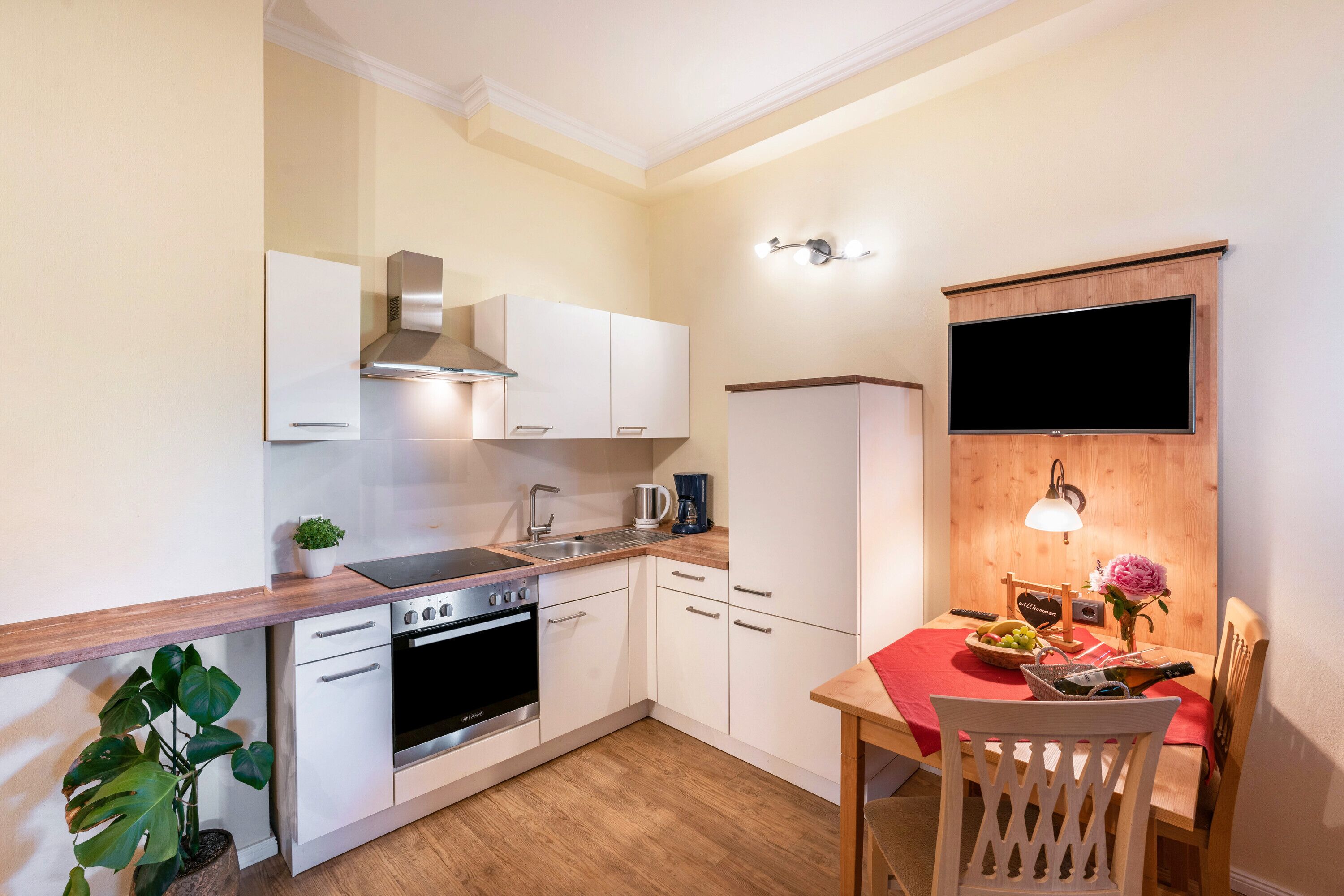 Køleskab, mikrobølgeovn, ovn, kogeplade