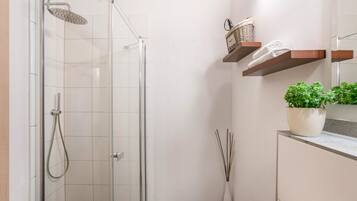 Een douche, een haardroger, handdoeken