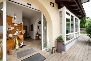 Exterior detail - Holiday Apartment 'Komfort Römersberger - 6' with Private Terrace, Private Garden and Wi-Fi (Vogtareuth)