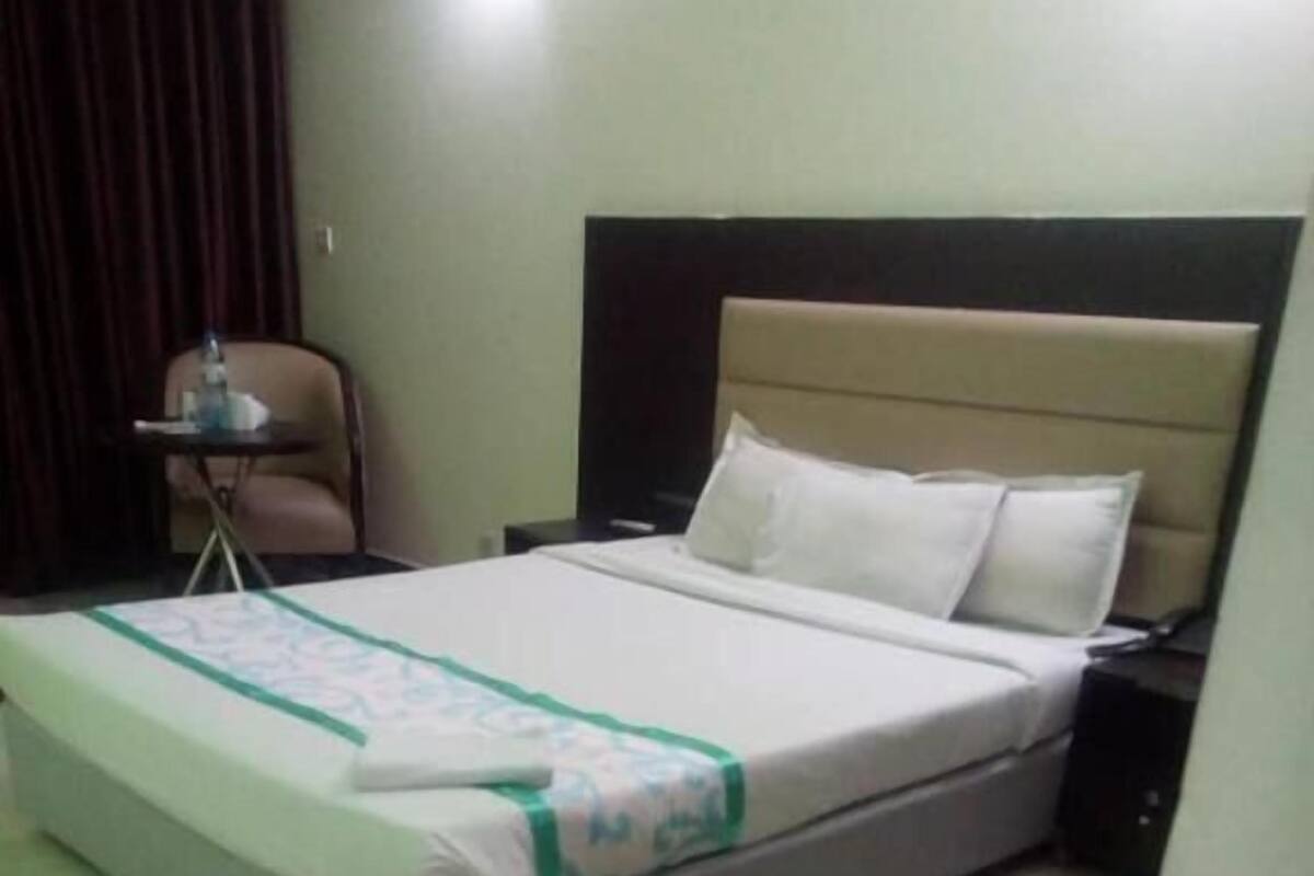 Phòng 3 tiện nghi đơn giản, quang cảnh thành phố | Két bảo mật tại phòng, bàn, khu vực làm việc phù hợp cho laptop 