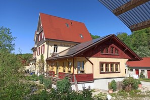 Un bâtiment traditionnel avec un toit rouge et des murs jaunes, portant l’inscription « Durlesbach ».