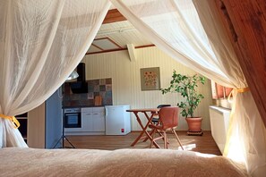 1 bedroom, bed sheets