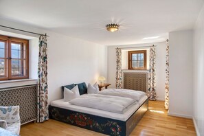 5 bedrooms, iron/ironing board, free WiFi, bed sheets - Holiday Home 'Sonnenleitn' with Mountain View, Private Terrace and Wi-Fi (Lenggries)