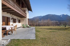 Outdoor dining - Holiday Home 'Sonnenleitn' with Mountain View, Private Terrace and Wi-Fi (Lenggries)