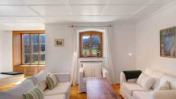 TV, tavolo da ping pong