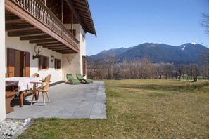 Outdoor dining - Holiday Home 'Sonnenleitn' with Mountain View, Private Terrace and Wi-Fi (Lenggries)