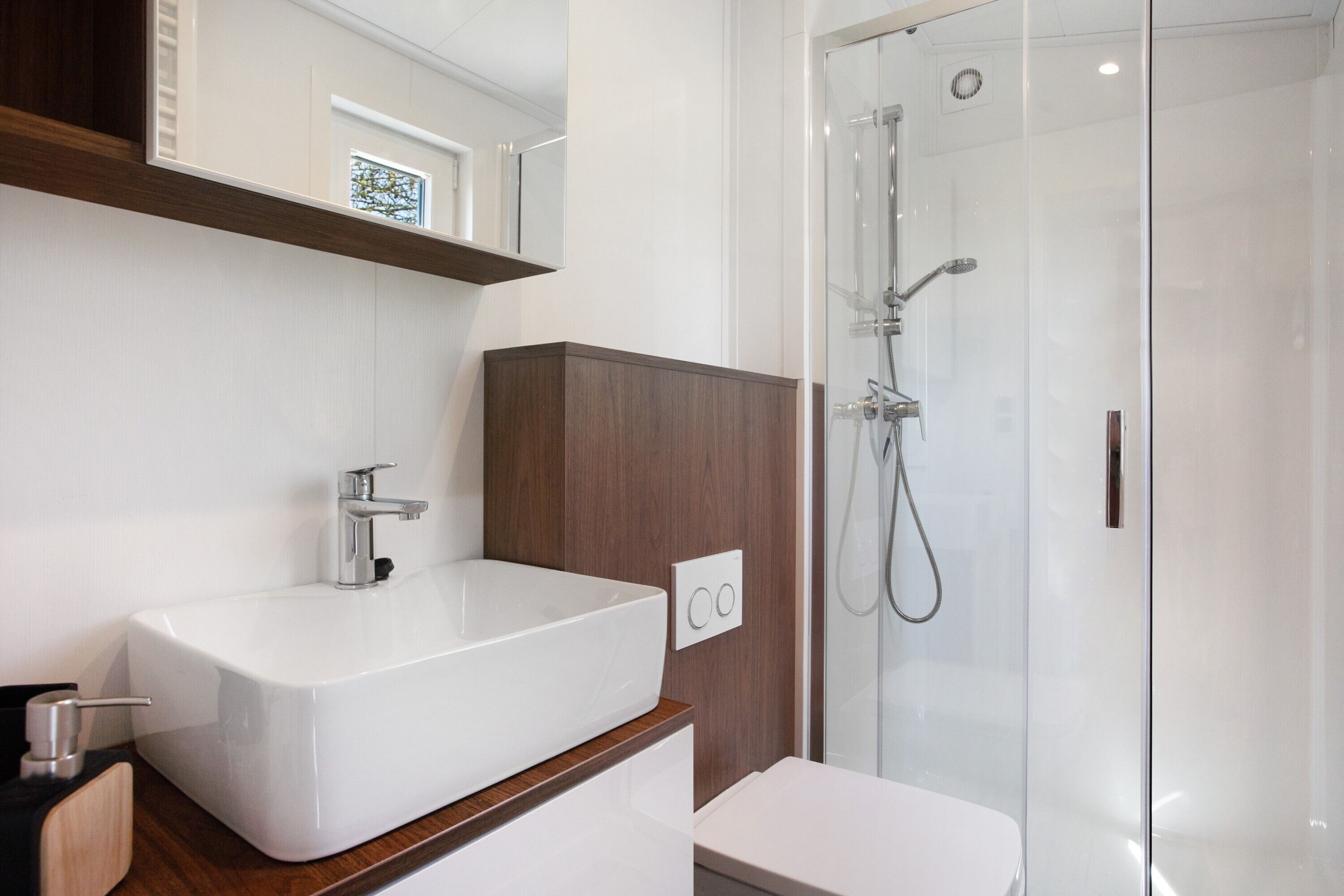 Een douche, een haardroger, handdoeken