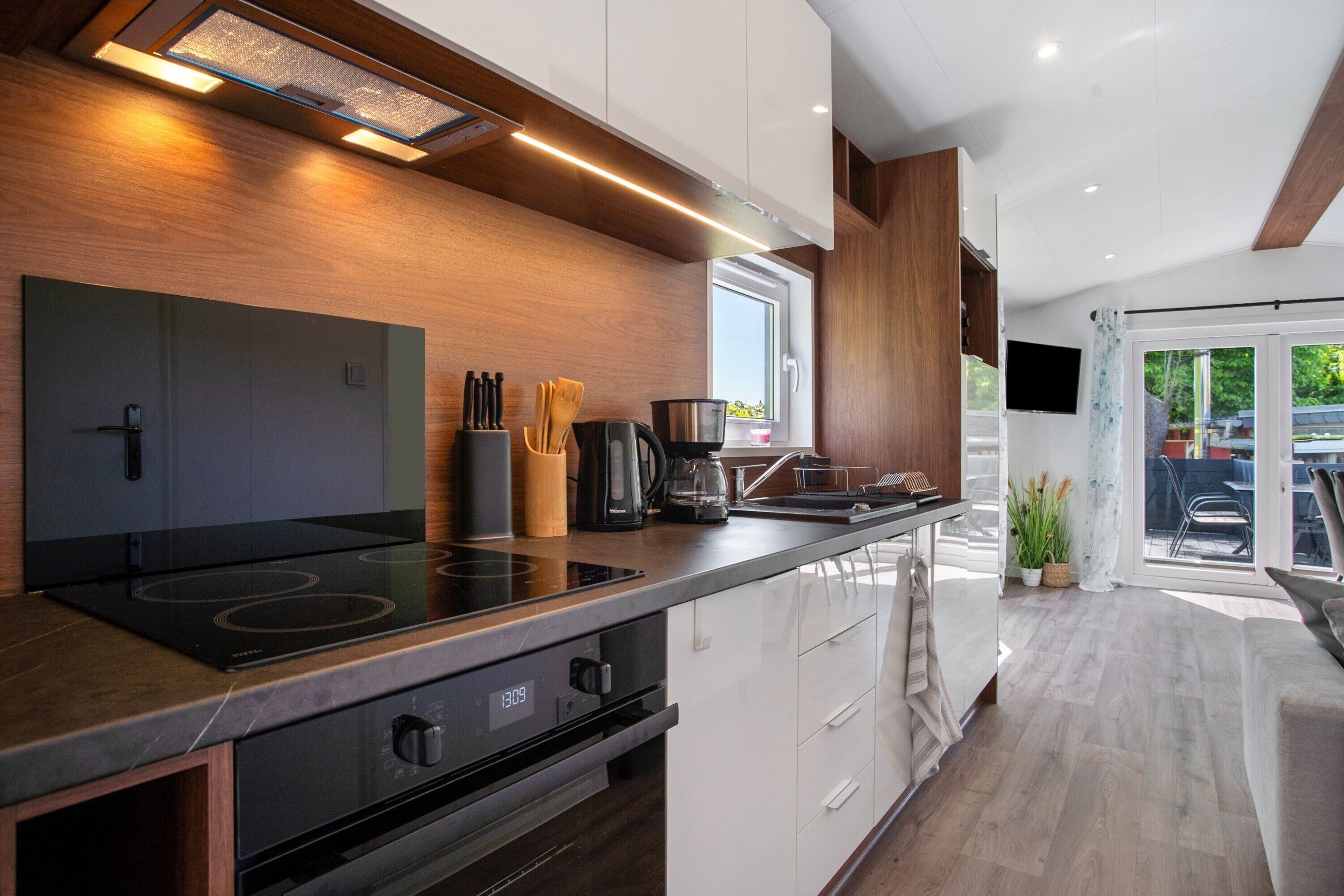 Kühlschrank, Mikrowelle, Ofen, Herdplatte