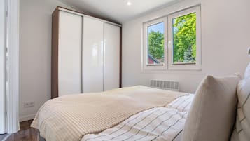2 bedrooms, iron/ironing board, free WiFi, bed sheets
