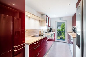 Kühlschrank, Mikrowelle, Ofen, Herdplatte