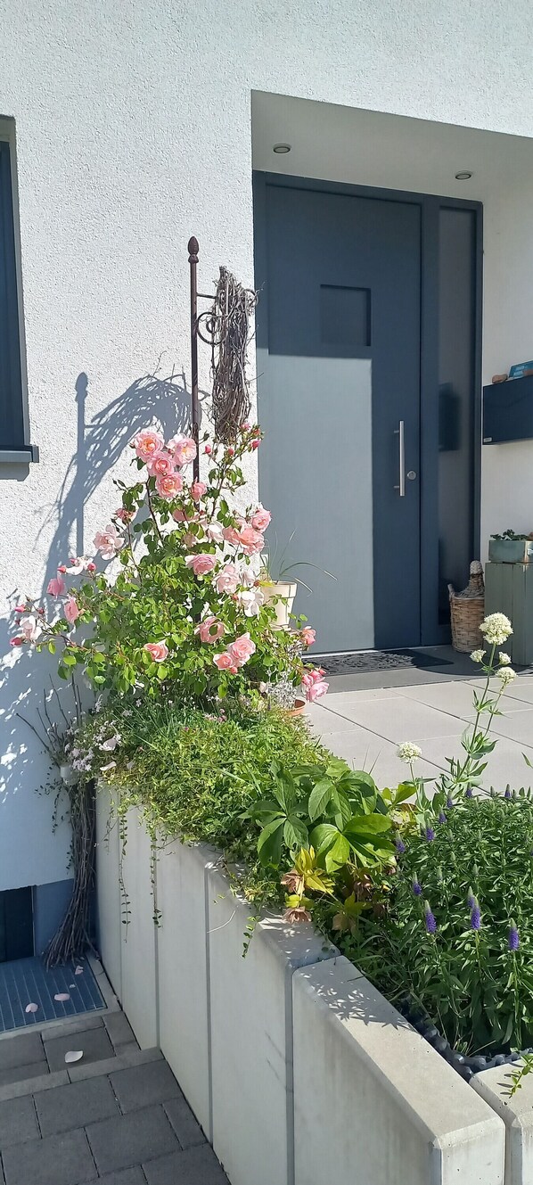 Exterior detail - Apartment 'Rebgärtle' with Private Terrace, Shared Garden and Wi-Fi (Müllheim im Markgräflerland)