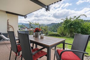 Outdoor dining - Apartment 'Schiel' with Mountain View, Private Terrace and Wi-Fi (Gernsbach)