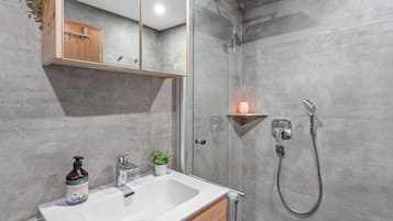 Dusche, Haartrockner, Handtücher