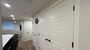 Interior - Cozy 2 bedrooms Suite Near Calgary Airport ✈️ | Air conditioning Sleeps 6 (Calgary)