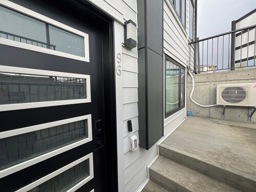 Cozy 2 bedrooms Suite Near Calgary Airport ✈️ | Air conditioning Sleeps 6