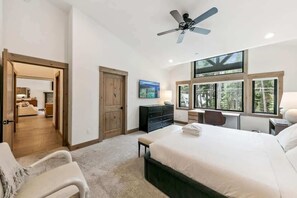 4 bedrooms, desk, iron/ironing board, travel cot - Tahoe Forest Lodge: Hot Tub, Pool Table, A/C (South Lake Tahoe)