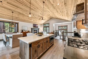Fridge, microwave, oven, stovetop - New Tahoe Mountain Retreat, Pool Table, Near Lake and Trails, Weber BBQ, Pets Welcome (South Lake Tahoe)