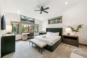 4 slaapkamers, een bureau, een strijkplank/strijkijzer, reisbedje
