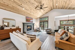 Smart TV, fireplace, video games, DVD player - New Tahoe Mountain Retreat, Pool Table, Near Lake and Trails, Weber BBQ, Pets Welcome (South Lake Tahoe)