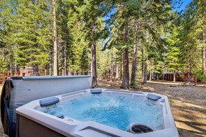 A hot tub surrounded by a forested area. - The Pine & Trail Tahoe | 4BR | Hot Tub + 3 Kings (South Lake Tahoe)
