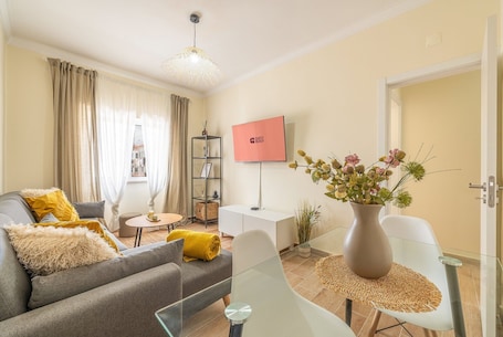 Fernseher. GuestReady – Quiet Escape in Setúbal