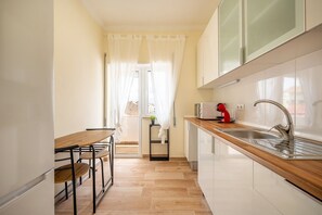 Fridge, microwave, oven, coffee/tea maker - GuestReady – Quiet Escape in Setúbal (Setúbal)