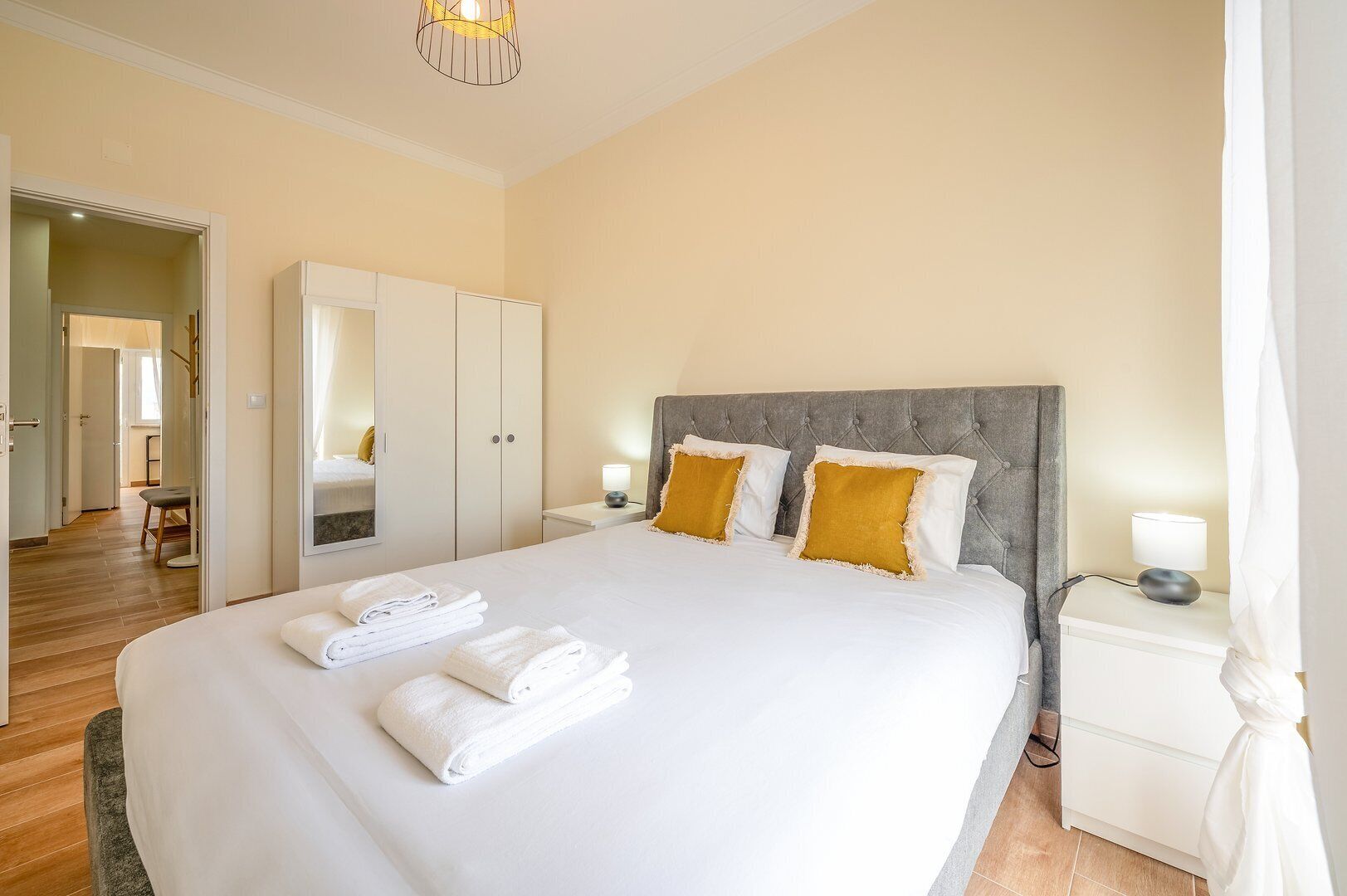 2 slaapkamers, een strijkplank/strijkijzer, internet, beddengoed