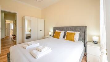 2 slaapkamers, een strijkplank/strijkijzer, internet, beddengoed